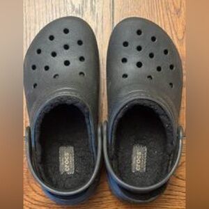 Kids lined Crocs size 1, worn a handful of times. Excellent condition.